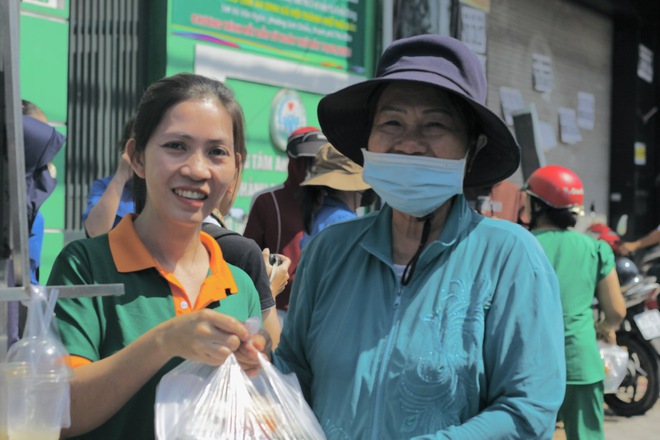 Chuyện tử tế ở TP.HCM: 'Trưa này tôi có cơm để ăn, quần áo mới'
- Ảnh 3.