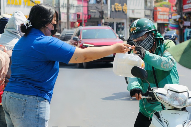 Chuyện tử tế ở TP.HCM: 'Trưa này tôi có cơm để ăn, quần áo mới'
- Ảnh 1.