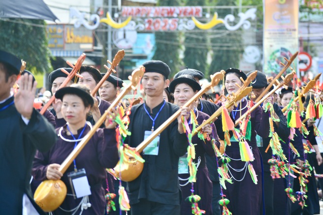 Hoa hậu H'Hen Niê hóa ly cà phê cuốn hút trên đường phố- Ảnh 10.