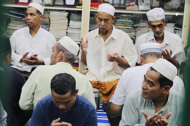 Sống ở TP.HCM: Chợ Ramadan đông người Hồi giáo chỉ diễn ra 1 tháng trong năm - Ảnh 8. Sống ở TP.HCM: Chợ Ramadan đông người Hồi giáo chỉ diễn ra 1 tháng trong năm - Ảnh 8.