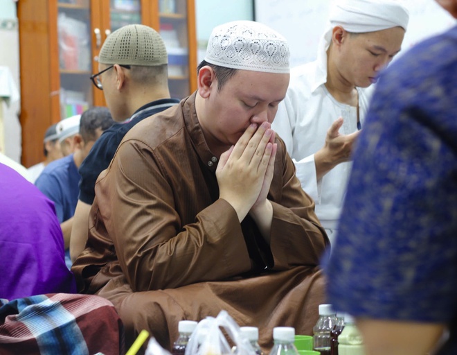 Sống ở TP.HCM: Chợ Ramadan đông người Hồi giáo chỉ diễn ra 1 tháng trong năm - Ảnh 9. Sống ở TP.HCM: Chợ Ramadan đông người Hồi giáo chỉ diễn ra 1 tháng trong năm - Ảnh 9.