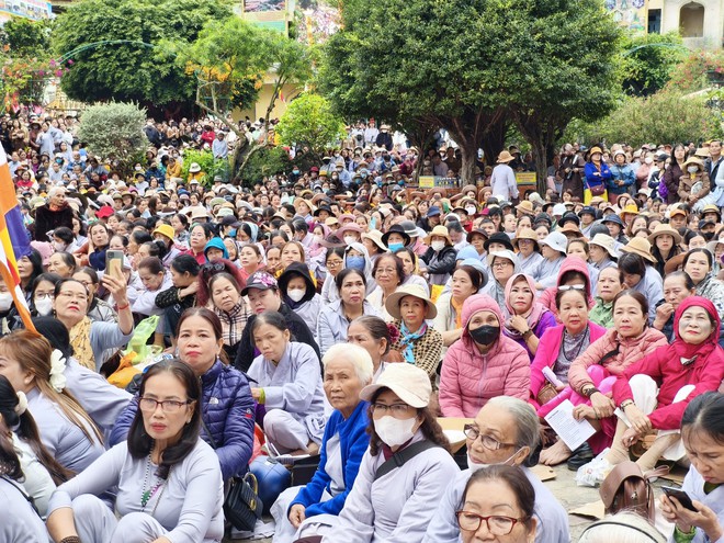 Biển người chen chân xem hóa trang Bồ tát Quán Thế Âm ở Ngũ Hành Sơn - Ảnh 18.