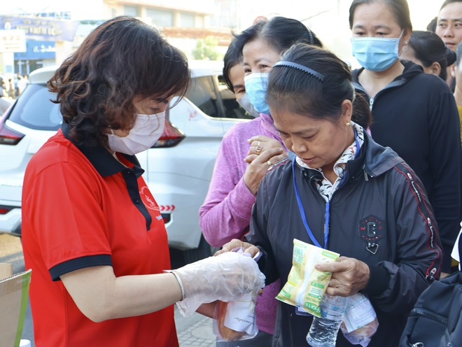 TP.HCM nghĩa tình: Trước Bệnh viện Nhi đồng 1 có 'bánh mì của dì'- Ảnh 8.