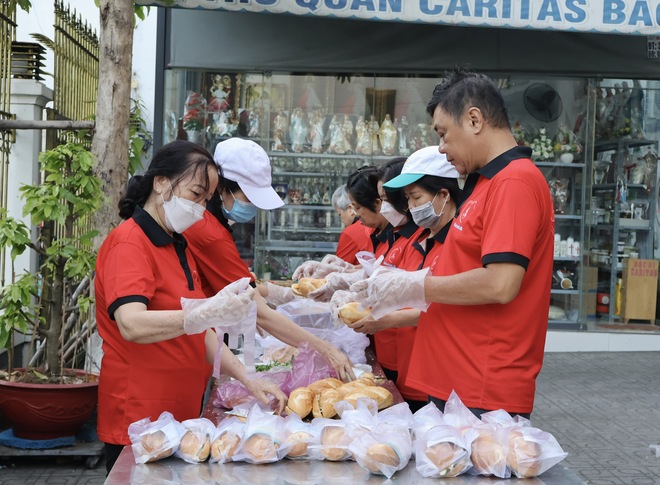 TP.HCM nghĩa tình: Trước Bệnh viện Nhi đồng 1 có 'bánh mì của dì'- Ảnh 4.