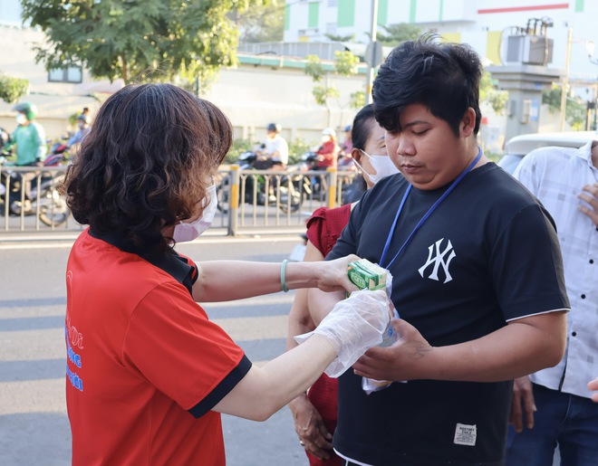 TP.HCM nghĩa tình: Trước Bệnh viện Nhi đồng 1 có 'bánh mì của dì'- Ảnh 7.