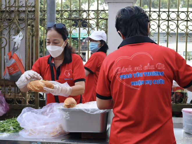 TP.HCM nghĩa tình: Trước Bệnh viện Nhi đồng 1 có 'bánh mì của dì'- Ảnh 3.