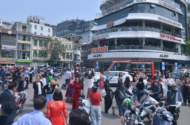 ‘Bỏ ngoài tai’ cảnh báo của CSGT, người dân vẫn tràn ra đường check-in 'hàm cá mập'- Ảnh 3.