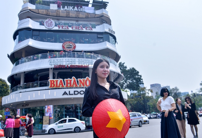 ‘Bỏ ngoài tai’ cảnh báo của CSGT, người dân vẫn tràn ra đường check-in 'hàm cá mập'- Ảnh 7.