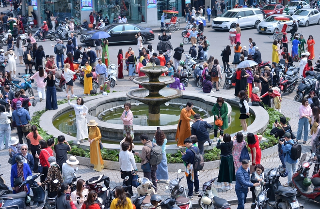 ‘Bỏ ngoài tai’ cảnh báo của CSGT, người dân vẫn tràn ra đường check-in 'hàm cá mập'- Ảnh 4.