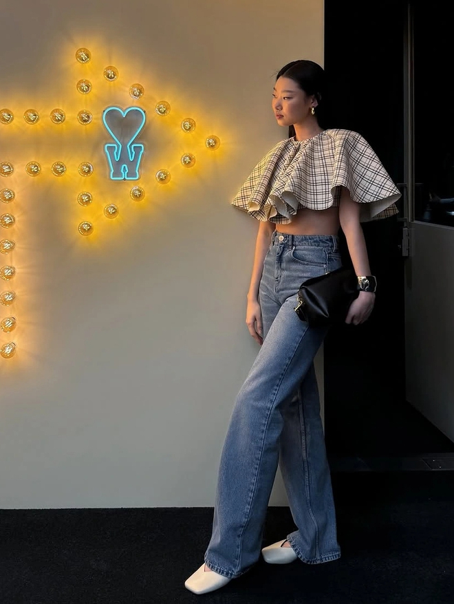 Kiểu áo hoàn hảo để diện cùng quần jeans xanh- Ảnh 4.