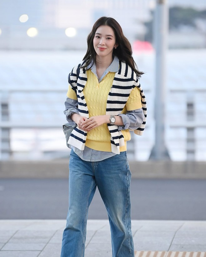 Kiểu áo hoàn hảo để diện cùng quần jeans xanh- Ảnh 5.