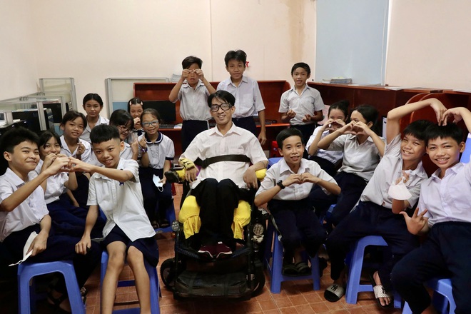TP.HCM nghĩa t&igrave;nh: Kỳ t&iacute;ch 'thầy gi&aacute;o xe lăn' gieo chữ cho trẻ em ngh&egrave;o- Ảnh 10.