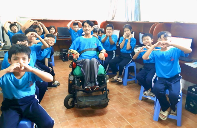TP.HCM nghĩa t&igrave;nh: Kỳ t&iacute;ch 'thầy gi&aacute;o xe lăn' gieo chữ cho trẻ em ngh&egrave;o- Ảnh 8.