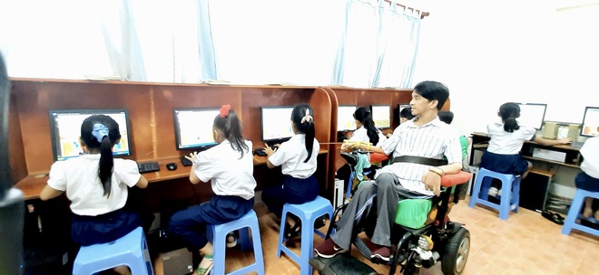 TP.HCM nghĩa t&igrave;nh: Kỳ t&iacute;ch 'thầy gi&aacute;o xe lăn' gieo chữ cho trẻ em ngh&egrave;o- Ảnh 9.