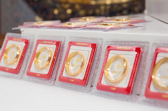 Gi&aacute; v&agrave;ng, gi&aacute; bạc s&aacute;ng 20.4 'lao dốc kh&ocirc;ng phanh' - Ảnh 2.
