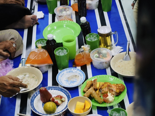TP.HCM nghĩa tình: Bát cháo gà của người Hồi giáo vào tháng Ramadan thiêng liêng- Ảnh 8.