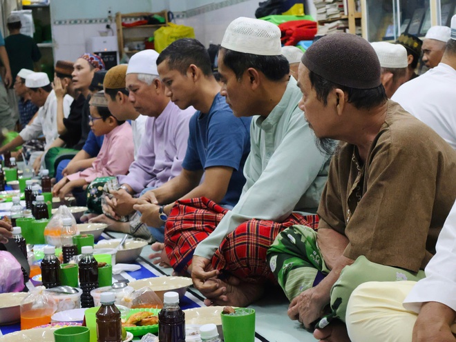 TP.HCM nghĩa tình: Bát cháo gà của người Hồi giáo vào tháng Ramadan thiêng liêng- Ảnh 9.