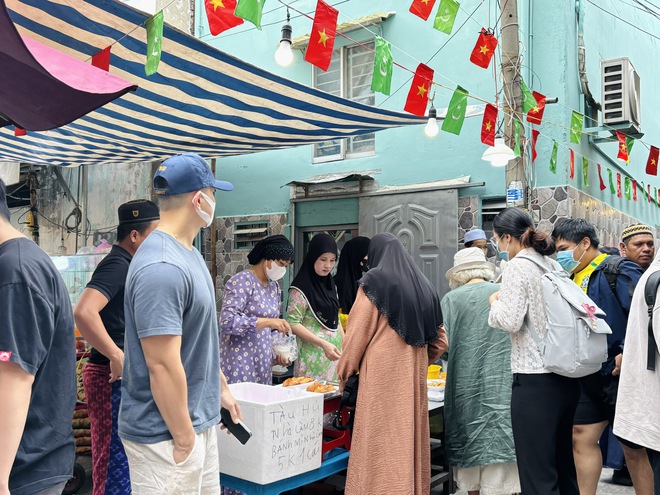 TP.HCM nghĩa tình: Bát cháo gà của người Hồi giáo vào tháng Ramadan thiêng liêng- Ảnh 1.