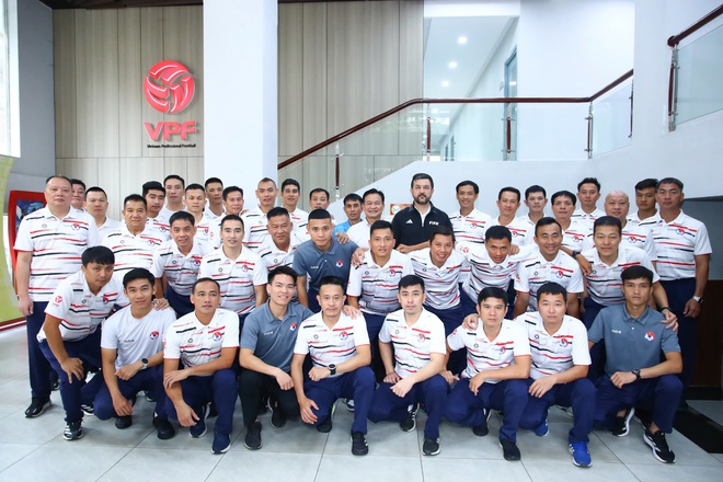 Bóng đá Việt Nam nâng cấp VAR: Giảng viên FIFA xuất hiện, nói điều bất ngờ - Ảnh 1. Bóng đá Việt Nam nâng cấp VAR: Giảng viên FIFA xuất hiện, nói điều bất ngờ - Ảnh 1.
