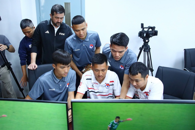 Bóng đá Việt Nam nâng cấp VAR: Giảng viên FIFA xuất hiện, nói điều bất ngờ - Ảnh 4. Bóng đá Việt Nam nâng cấp VAR: Giảng viên FIFA xuất hiện, nói điều bất ngờ - Ảnh 4.