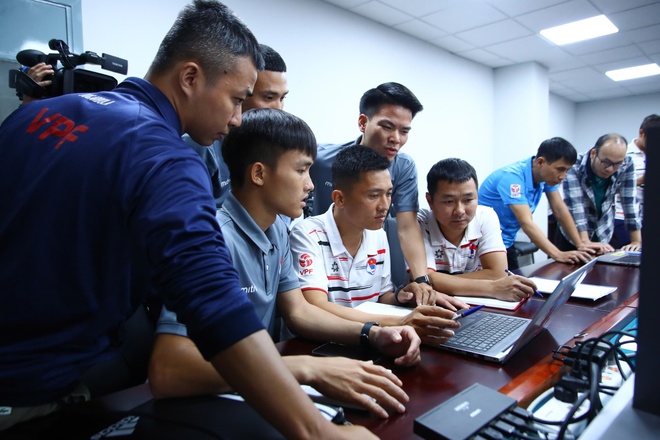 Bóng đá Việt Nam nâng cấp VAR: Giảng viên FIFA xuất hiện, nói điều bất ngờ - Ảnh 3. Bóng đá Việt Nam nâng cấp VAR: Giảng viên FIFA xuất hiện, nói điều bất ngờ - Ảnh 3.