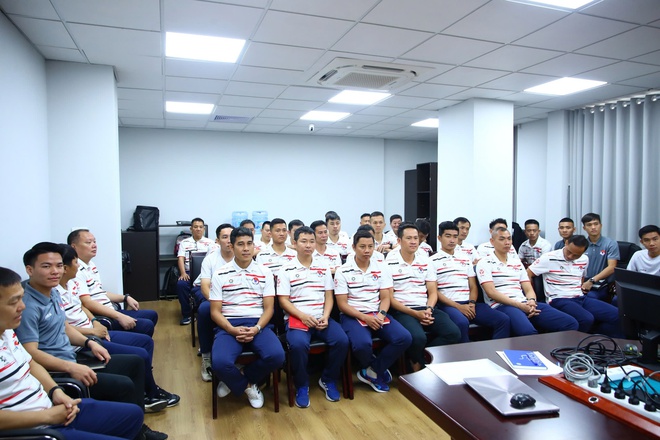 Bóng đá Việt Nam nâng cấp VAR: Giảng viên FIFA xuất hiện, nói điều bất ngờ - Ảnh 2. Bóng đá Việt Nam nâng cấp VAR: Giảng viên FIFA xuất hiện, nói điều bất ngờ - Ảnh 2.
