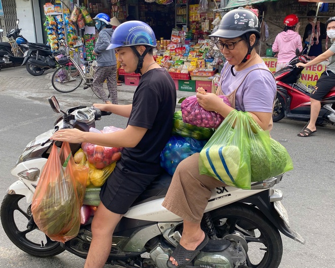 TP.HCM nghĩa tình: Duyên lành vợ chồng 'đũa lệch' tặng bánh mì chay 0 đồng- Ảnh 2.