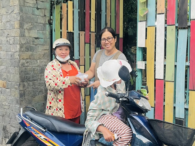 TP.HCM nghĩa tình: Duyên lành vợ chồng 'đũa lệch' tặng bánh mì chay 0 đồng- Ảnh 8.