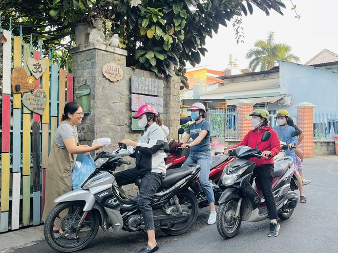 TP.HCM nghĩa tình: Duyên lành vợ chồng 'đũa lệch' tặng bánh mì chay 0 đồng- Ảnh 6.