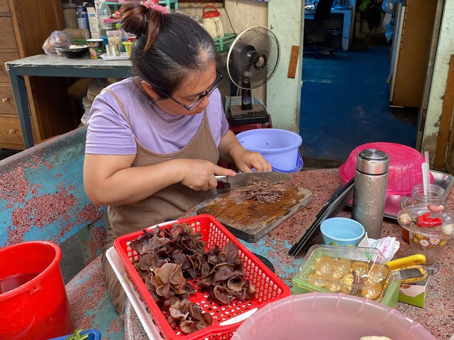 TP.HCM nghĩa tình: Duyên lành vợ chồng 'đũa lệch' tặng bánh mì chay 0 đồng- Ảnh 1.