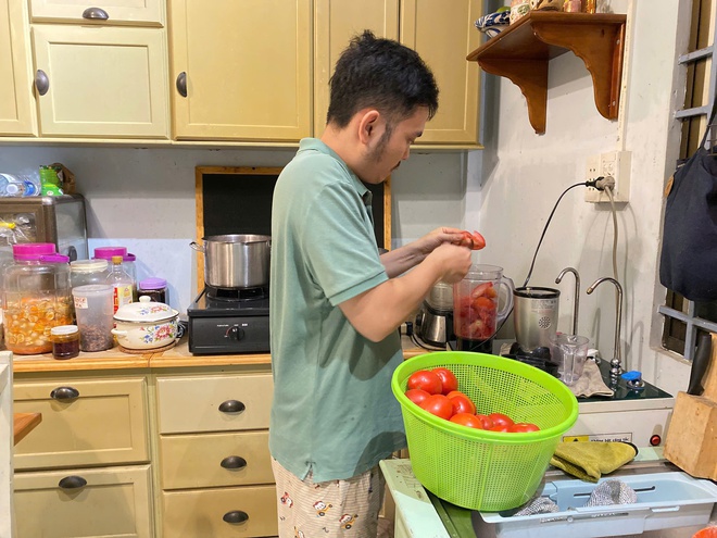 TP.HCM nghĩa tình: Duyên lành vợ chồng 'đũa lệch' tặng bánh mì chay 0 đồng- Ảnh 3.
