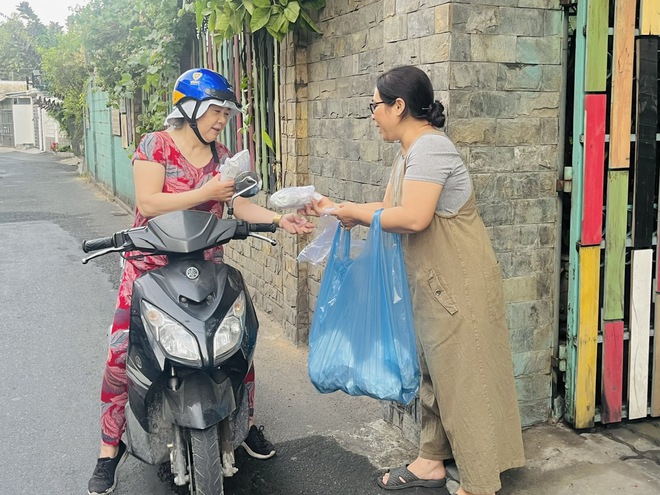 TP.HCM nghĩa tình: Duyên lành vợ chồng 'đũa lệch' tặng bánh mì chay 0 đồng- Ảnh 7.