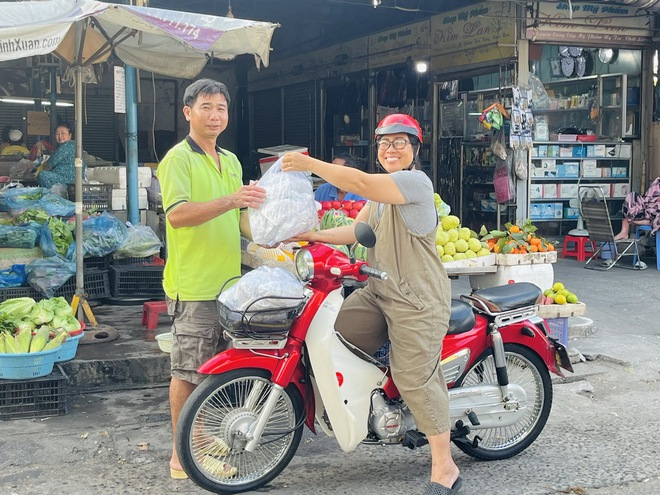 TP.HCM nghĩa tình: Duyên lành vợ chồng 'đũa lệch' tặng bánh mì chay 0 đồng- Ảnh 11.