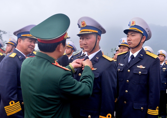 Đại tướng Nguyễn Tân Cương thị sát, tận tay hướng dẫn chiến sĩ diễu binh diễu hành- Ảnh 8. Đại tướng Nguyễn Tân Cương thị sát, tận tay hướng dẫn chiến sĩ diễu binh diễu hành- Ảnh 8.