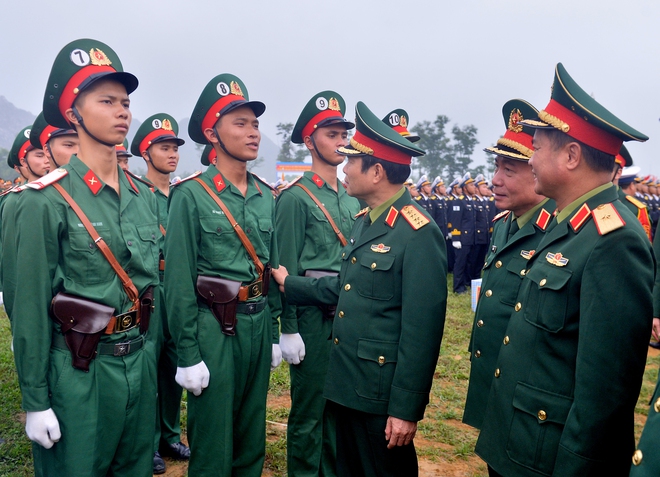 Đại tướng Nguyễn Tân Cương thị sát, tận tay hướng dẫn chiến sĩ diễu binh diễu hành- Ảnh 7. Đại tướng Nguyễn Tân Cương thị sát, tận tay hướng dẫn chiến sĩ diễu binh diễu hành- Ảnh 7.