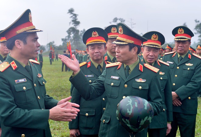 Đại tướng Nguyễn Tân Cương thị sát, tận tay hướng dẫn chiến sĩ diễu binh diễu hành- Ảnh 9. Đại tướng Nguyễn Tân Cương thị sát, tận tay hướng dẫn chiến sĩ diễu binh diễu hành- Ảnh 9.