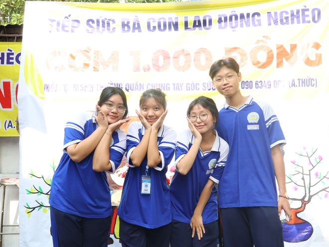 Chuyện tử tế ở TP.HCM: Cơm 1.000 đồng và hoa hồng ngày 8.3

- Ảnh 7.