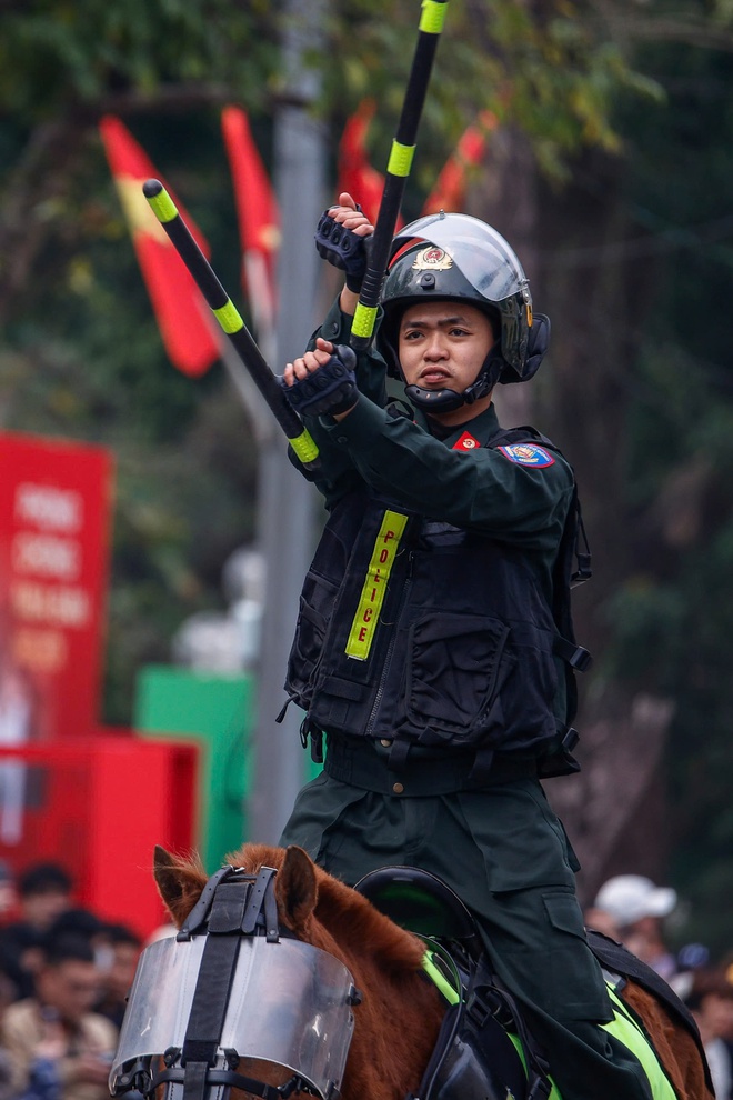 Kỵ binh, cảnh khuyển tr&igrave;nh diễn tr&ecirc;n phố đi bộ hồ Gươm- Ảnh 10.