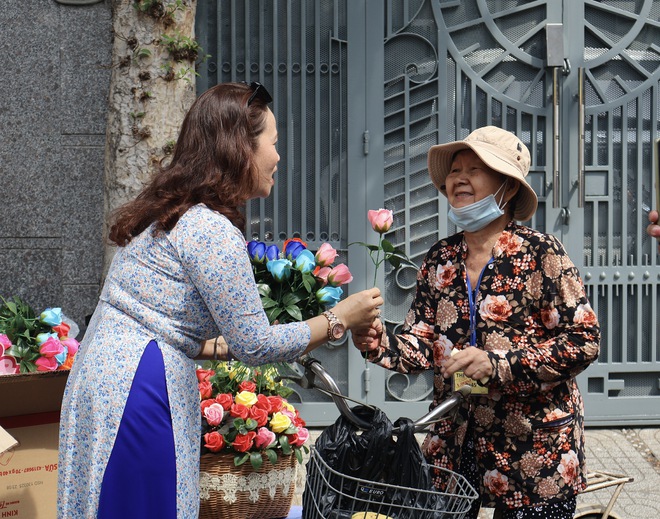 Chuyện tử tế ở TP.HCM: Cơm 1.000 đồng và hoa hồng ngày 8.3

- Ảnh 17.