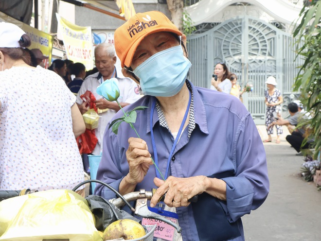Chuyện tử tế ở TP.HCM: Cơm 1.000 đồng và hoa hồng ngày 8.3

- Ảnh 3.