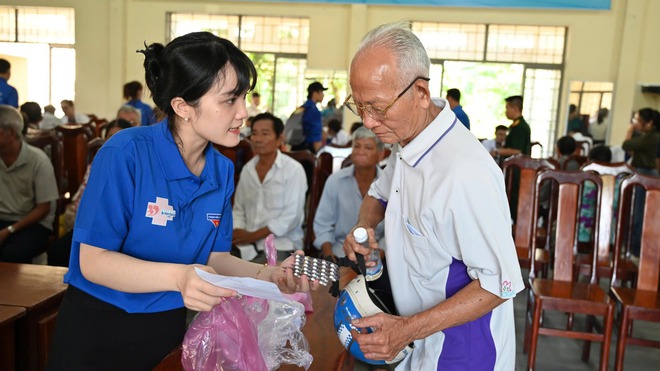 TP.HCM nghĩa tình: Bác sĩ Bệnh viện Bình dân đi khám bệnh miễn phí khắp cả nước- Ảnh 10. TP.HCM nghĩa tình: Bác sĩ Bệnh viện Bình dân đi khám bệnh miễn phí khắp cả nước- Ảnh 10.