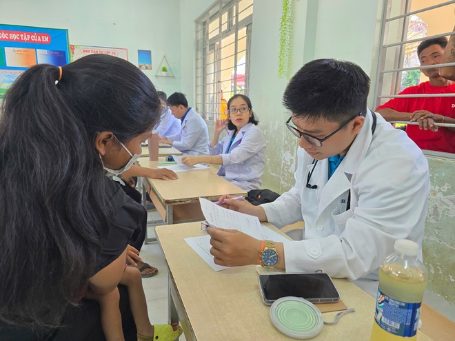 TP.HCM nghĩa tình: Bác sĩ Bệnh viện Bình dân đi khám bệnh miễn phí khắp cả nước- Ảnh 11. TP.HCM nghĩa tình: Bác sĩ Bệnh viện Bình dân đi khám bệnh miễn phí khắp cả nước- Ảnh 11.