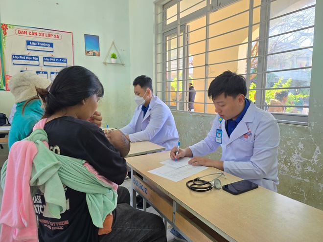 TP.HCM nghĩa tình: Bác sĩ Bệnh viện Bình dân đi khám bệnh miễn phí khắp cả nước- Ảnh 6. TP.HCM nghĩa tình: Bác sĩ Bệnh viện Bình dân đi khám bệnh miễn phí khắp cả nước- Ảnh 6.