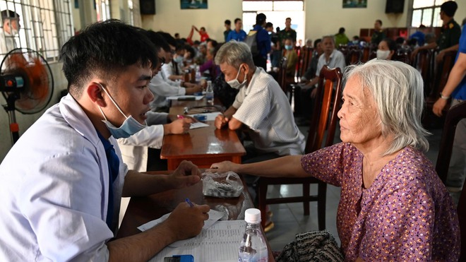 TP.HCM nghĩa tình: Bác sĩ Bệnh viện Bình dân đi khám bệnh miễn phí khắp cả nước- Ảnh 4. TP.HCM nghĩa tình: Bác sĩ Bệnh viện Bình dân đi khám bệnh miễn phí khắp cả nước- Ảnh 4.