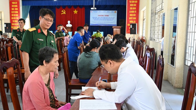 TP.HCM nghĩa tình: Bác sĩ Bệnh viện Bình dân đi khám bệnh miễn phí khắp cả nước- Ảnh 5. TP.HCM nghĩa tình: Bác sĩ Bệnh viện Bình dân đi khám bệnh miễn phí khắp cả nước- Ảnh 5.