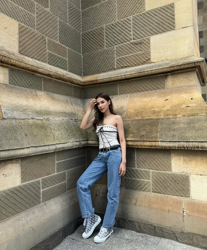 Quần jeans ống côn đang trở lại theo phong cách sang trọng- Ảnh 5. Quần jeans ống côn đang trở lại theo phong cách sang trọng- Ảnh 5.