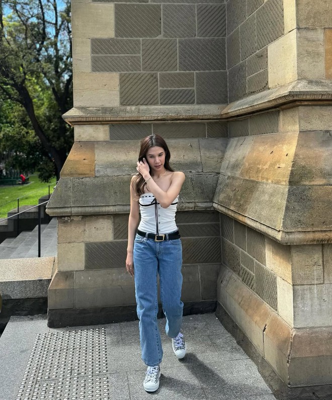 Quần jeans ống côn đang trở lại theo phong cách sang trọng- Ảnh 6. Quần jeans ống côn đang trở lại theo phong cách sang trọng- Ảnh 6.