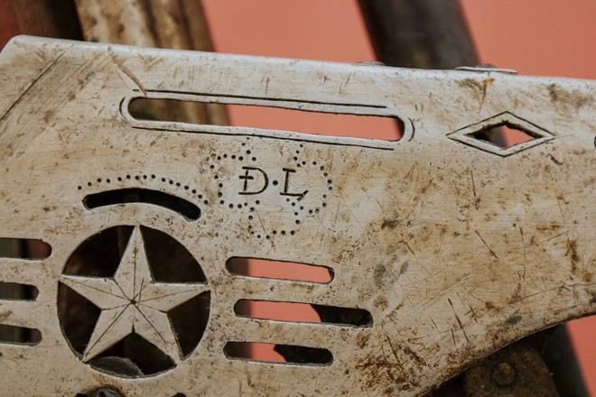 Chuyện người đàn ông vá cờ bên bờ Hiền Lương trong thời chiến - Ảnh 6. Chuyện người đàn ông vá cờ bên bờ Hiền Lương trong thời chiến - Ảnh 6.