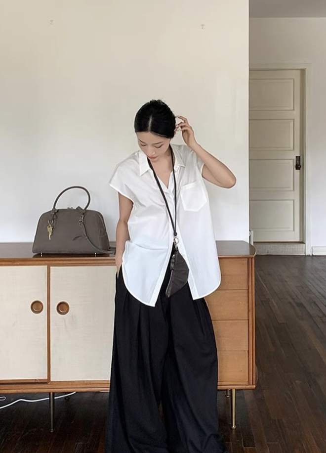 Tối giản nhưng cuốn hút với áo sơ mi ngắn tay cho nàng - Ảnh 5. Tối giản nhưng cuốn hút với áo sơ mi ngắn tay cho nàng - Ảnh 5.