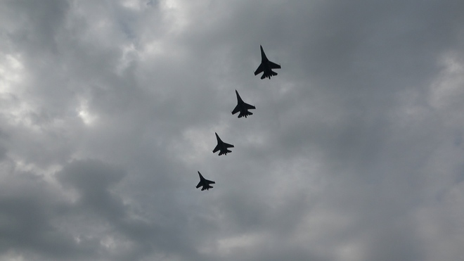 Ngắm Su-30 rền vang, nh&agrave;o lộn tr&ecirc;n bầu trời Bi&ecirc;n H&ograve;a - Ảnh 1.